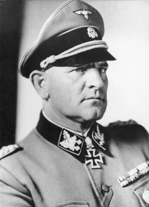 约瑟夫·迪特里希将军,听到纳粹首领让自己摘掉绣着代表荣誉的袖标之