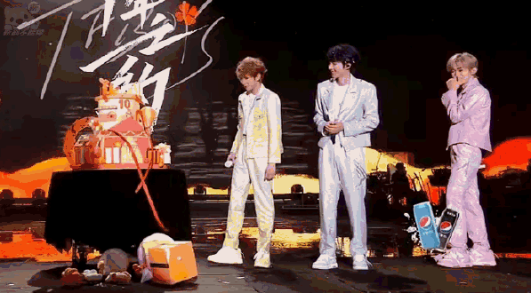 tfboys演唱会3个意外:易烊千玺被激光笔射中眼睛,眼眶立马变红_蛋糕