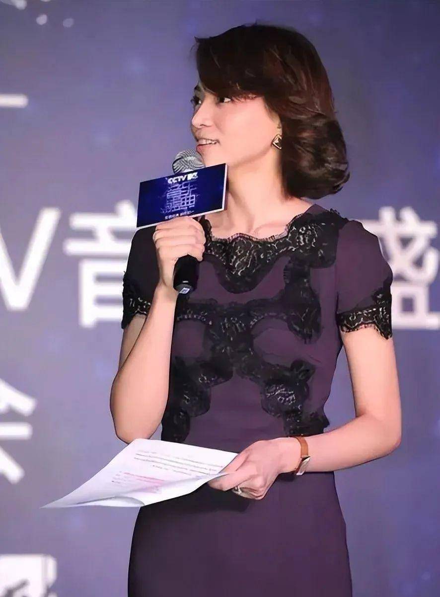 黑色长裙惊艳国外红毯,举手投足间尽显气质_着装_设计_服装