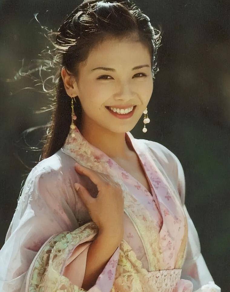 她在《还珠格格第三部:天上人间》中出演文武双全的缅甸公主慕沙 ,并