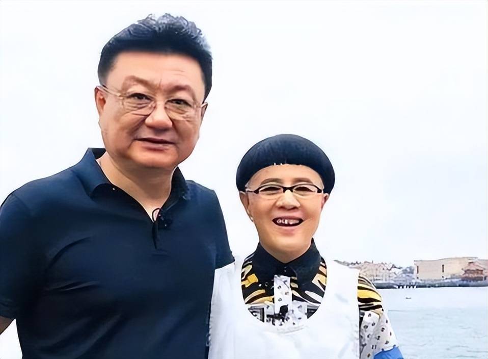 56岁金龟子庆结婚35周年,王宁满脸皱纹大肚腩,夫妻被指像祖孙_网友_小