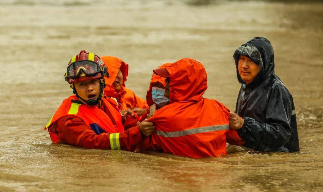 在关于郑州暴雨的新闻中,我看到全国人民都在为郑州暴雨而担心,也看到