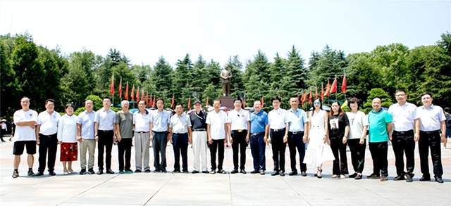 刘瀚锴 毛雨时 刘建平等人在韶山向伟人铜像敬献花篮_先生_领导_中国
