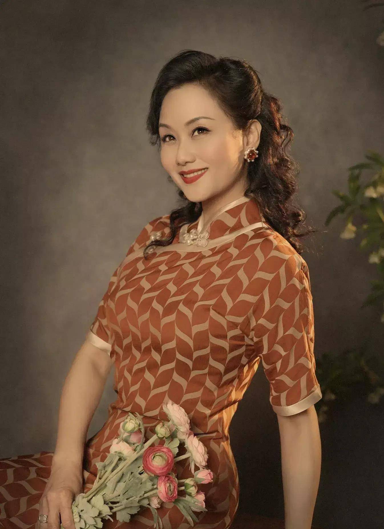 上海"阔太专业户"李颖:色选靓丽,发不过胸,到老都优雅贵气_气质_廓形