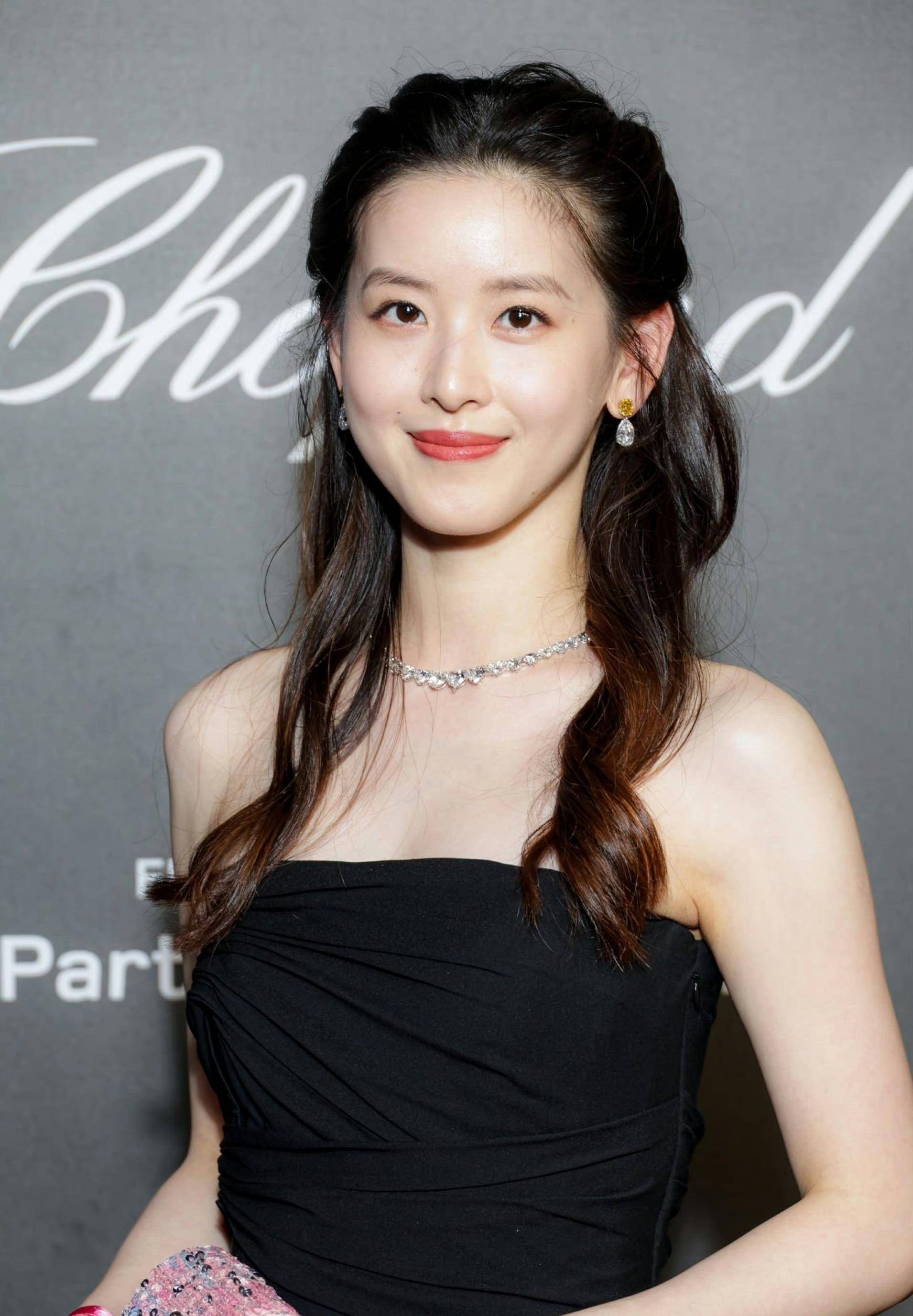 章泽天现身戛纳晚宴:30岁力挫多名女演员,身材紧致突破老三,传闻