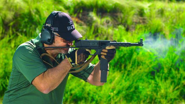 这款冲锋枪具有独特的外观和设计特点 代表了法国军工的创新尝试_作战