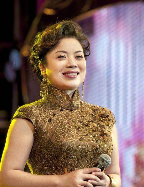 "舞台钉子户"张也:巅峰时隐退照顾父亲,54岁仍未婚,让人心疼_母亲