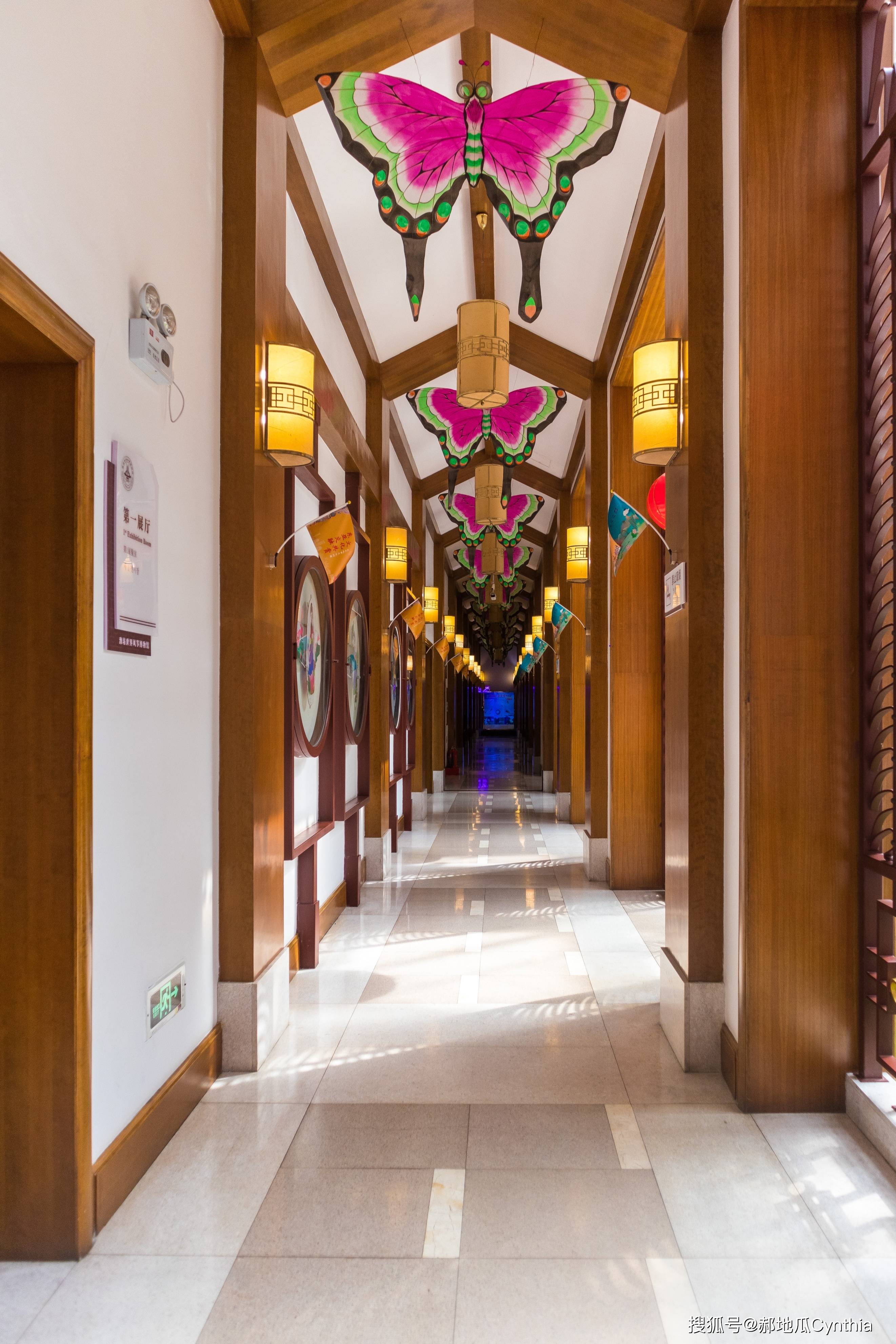 上面挂着各式各样的风筝,在楼廊上也是各种风筝,来到在多功能展厅里