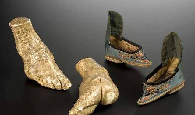 时代的糟粕:三寸金莲,千百年来数不清的中国女人饱受裹脚的痛苦_小脚