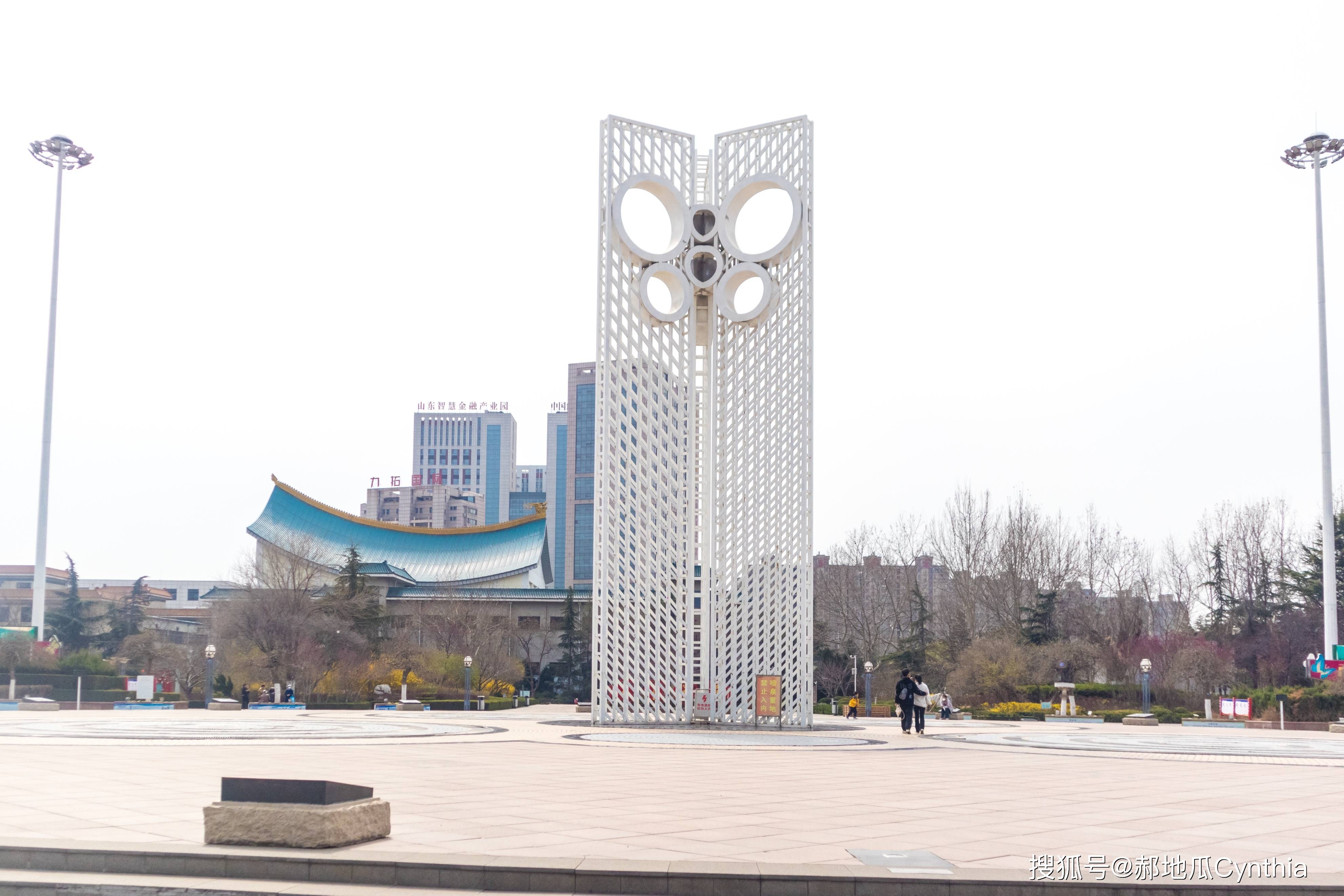 逛完博物馆来到他前面的风筝广场,这是潍坊市的一处地标,也是象征
