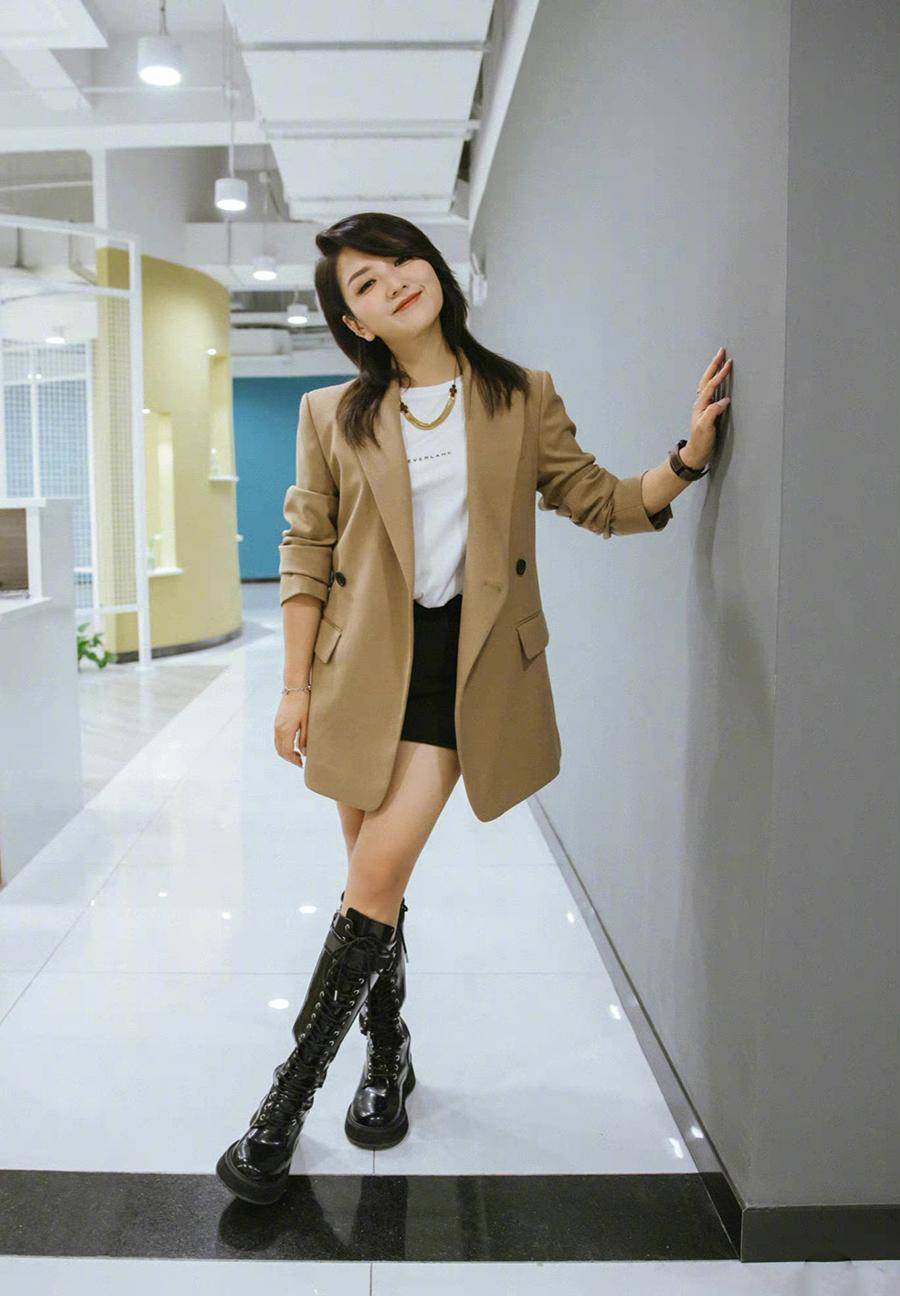 何洁身材小,必须穿靴子,他的脾气被网红压垮了,强化训练与现实相去甚