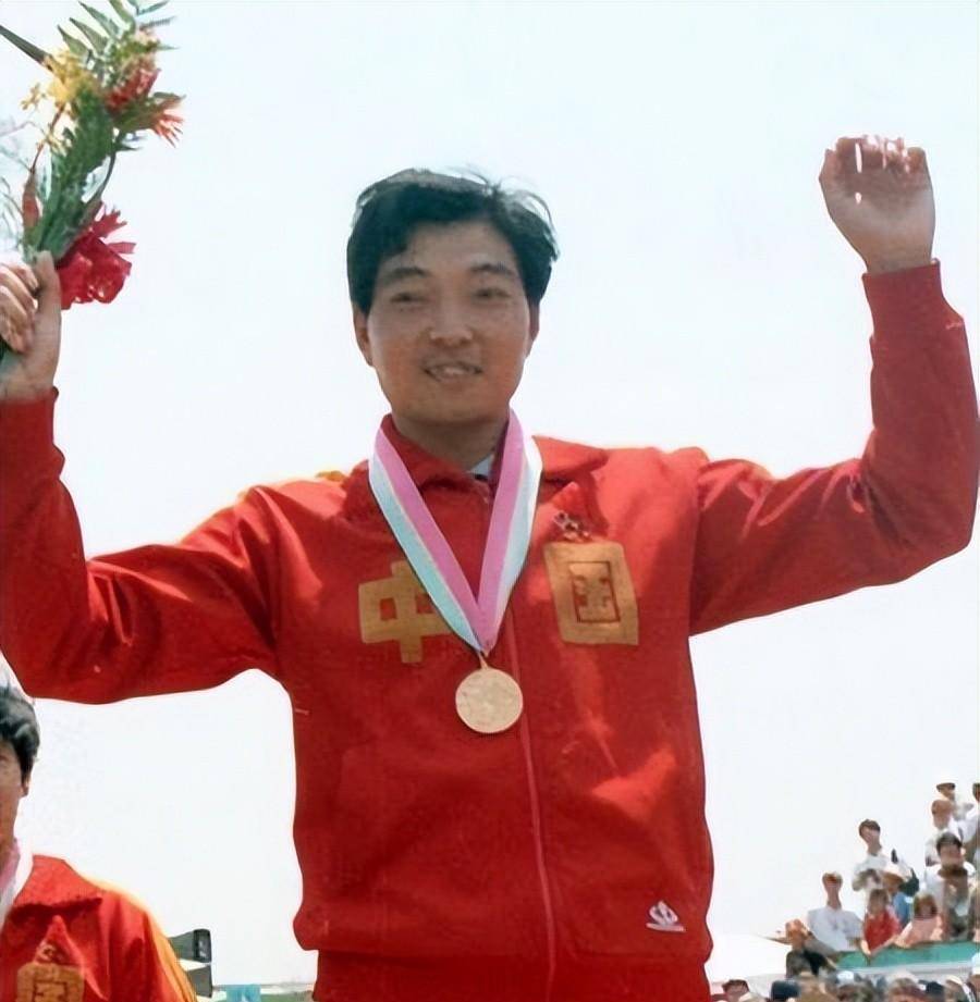 中国首金许海峰晚年:60多岁住单位房,视力差,尽显老态_射击_安徽_项目