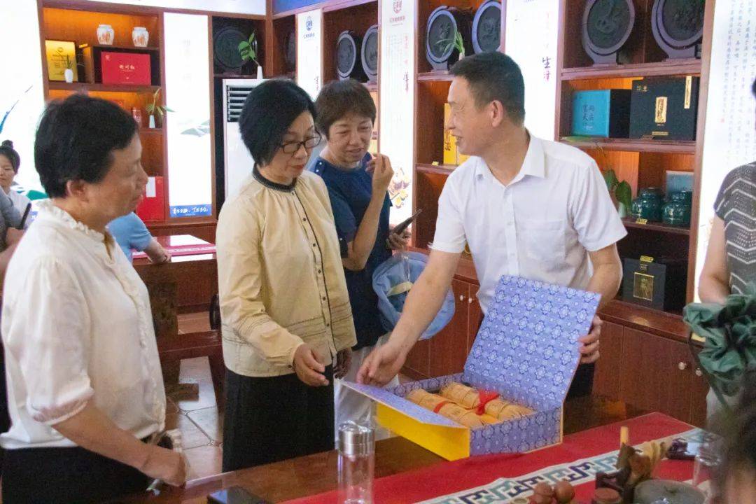 福建省宁德市人大常委会副主任陈梅一行莅临湖北亿得来考察_领导_黄新