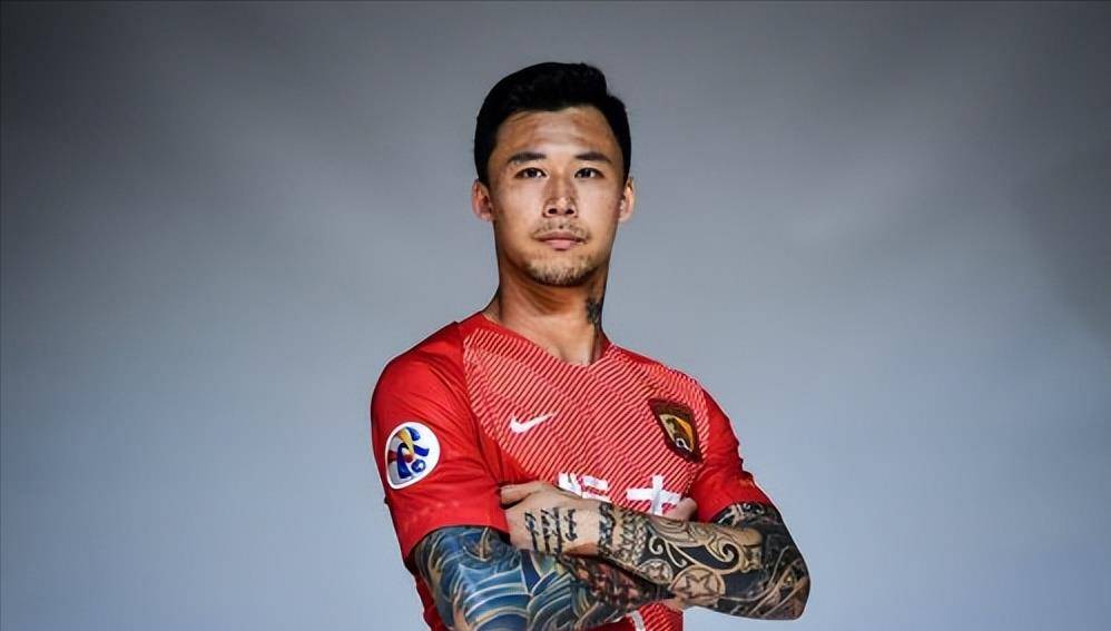 国外球迷批张琳芃:长发大花臂,把人骨头踢断,我们男足太可怕了_比赛