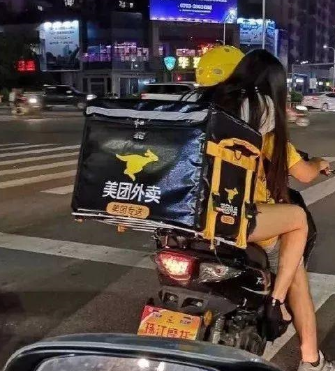 幽默笑话：请问，这女友是送外卖认识的吗？我也要去当外卖员