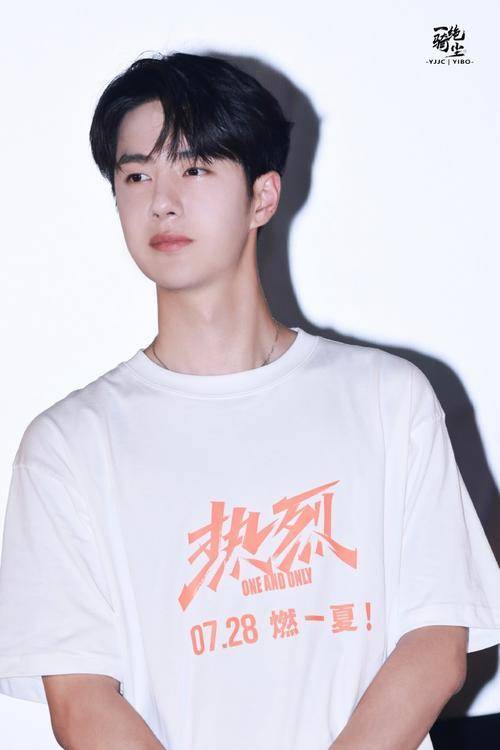 为了塑造不同的角色,王一博不断减肥增肌,努力改变自己的形象.