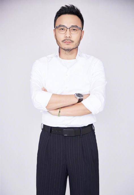 46岁汪涵深夜街头超酷,黑皮衣大项链抢眼,台上台下像两个人_儿子_感觉