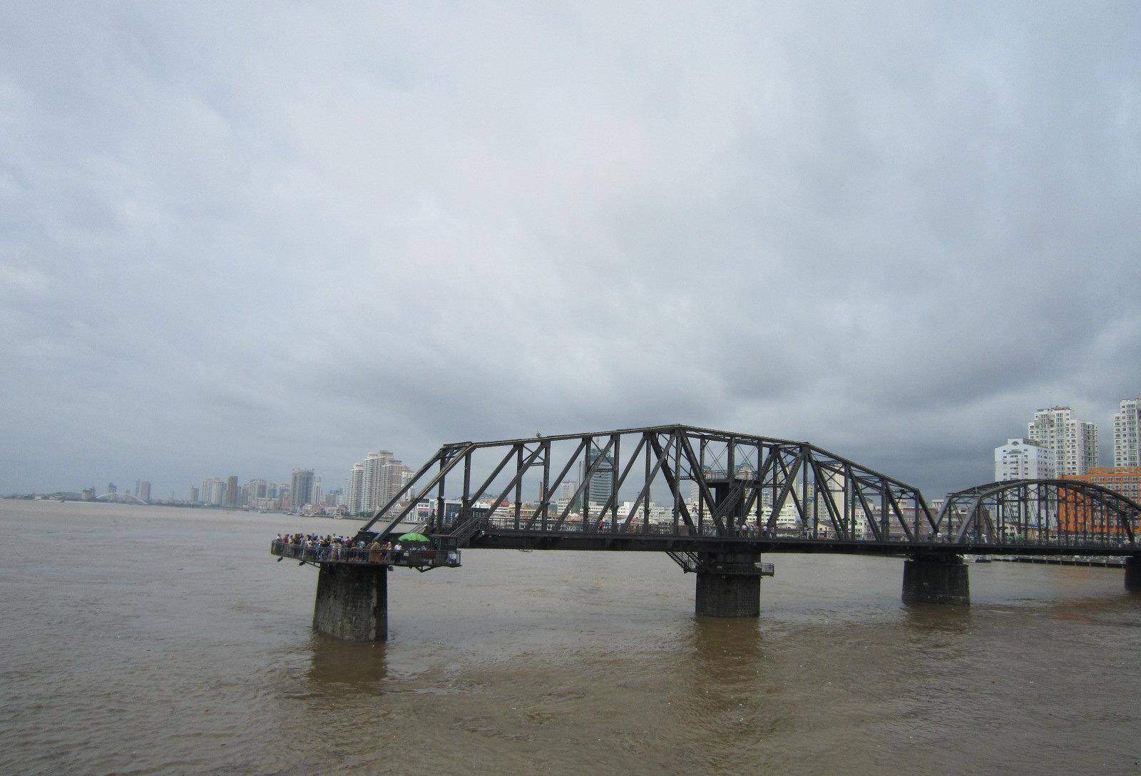 抗美援朝初,麦克阿瑟执意炸鸭绿江大桥,为何美国迟迟不敢下令?