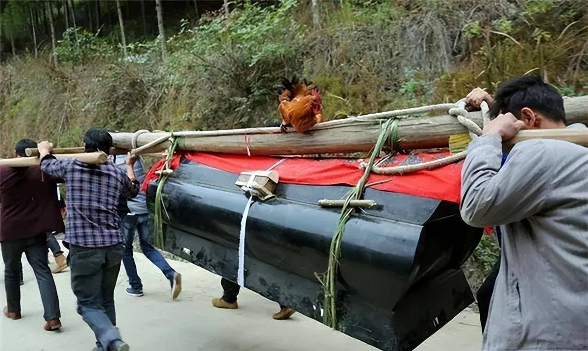 梦到去逝老人从棺材里爬出，梦境背后的深层含义与预示