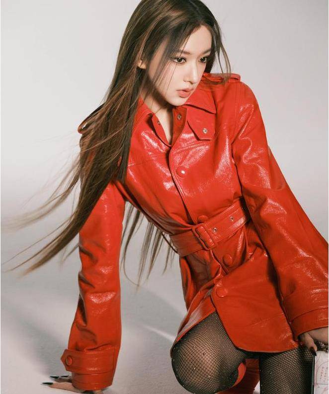 程潇终于走军装路线,黑色网袜搭配红色皮夹克瞬间变身靓女!