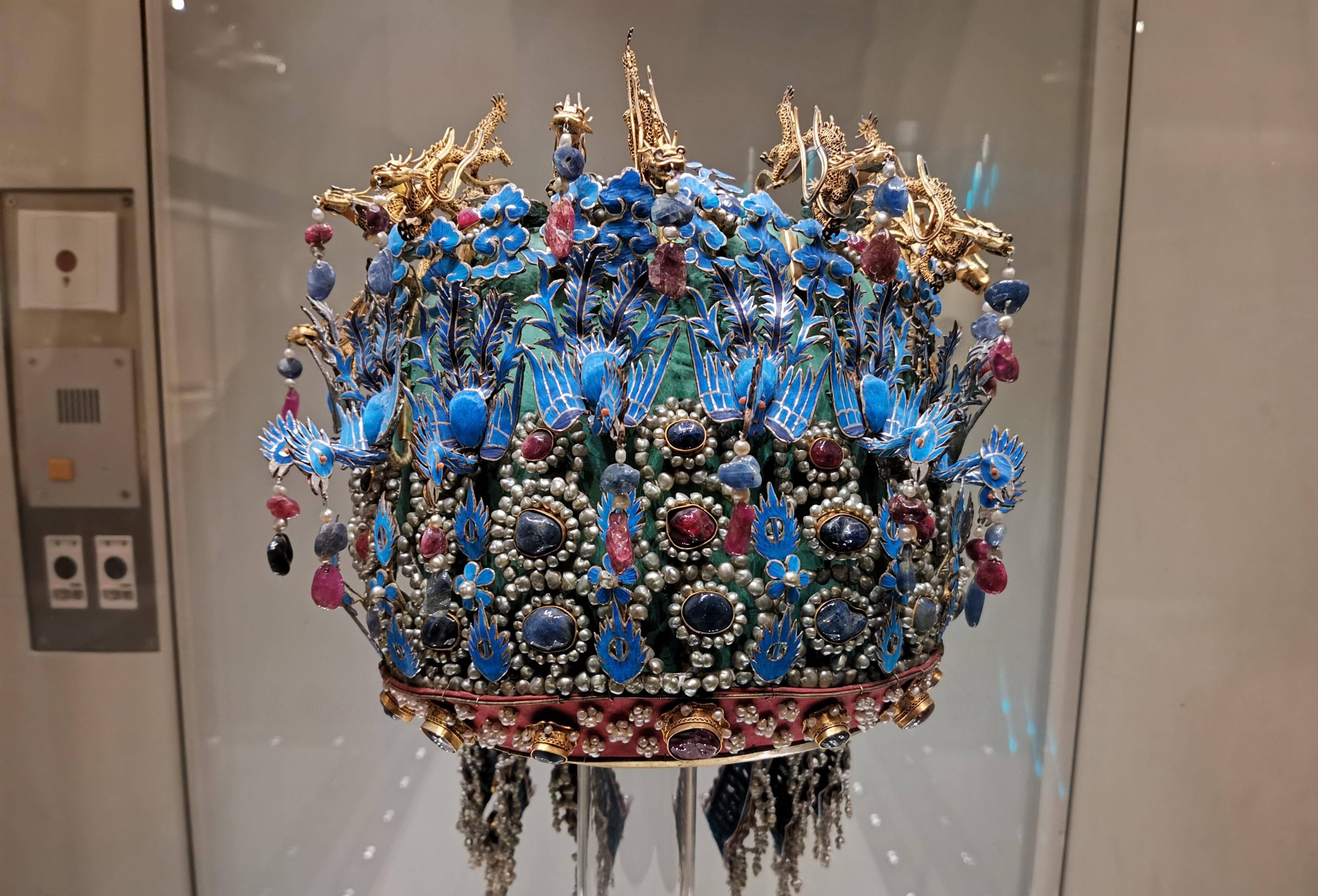 宫中的中国馆收藏了包括金银器,宝石,历代名画在内的诸多精美文物