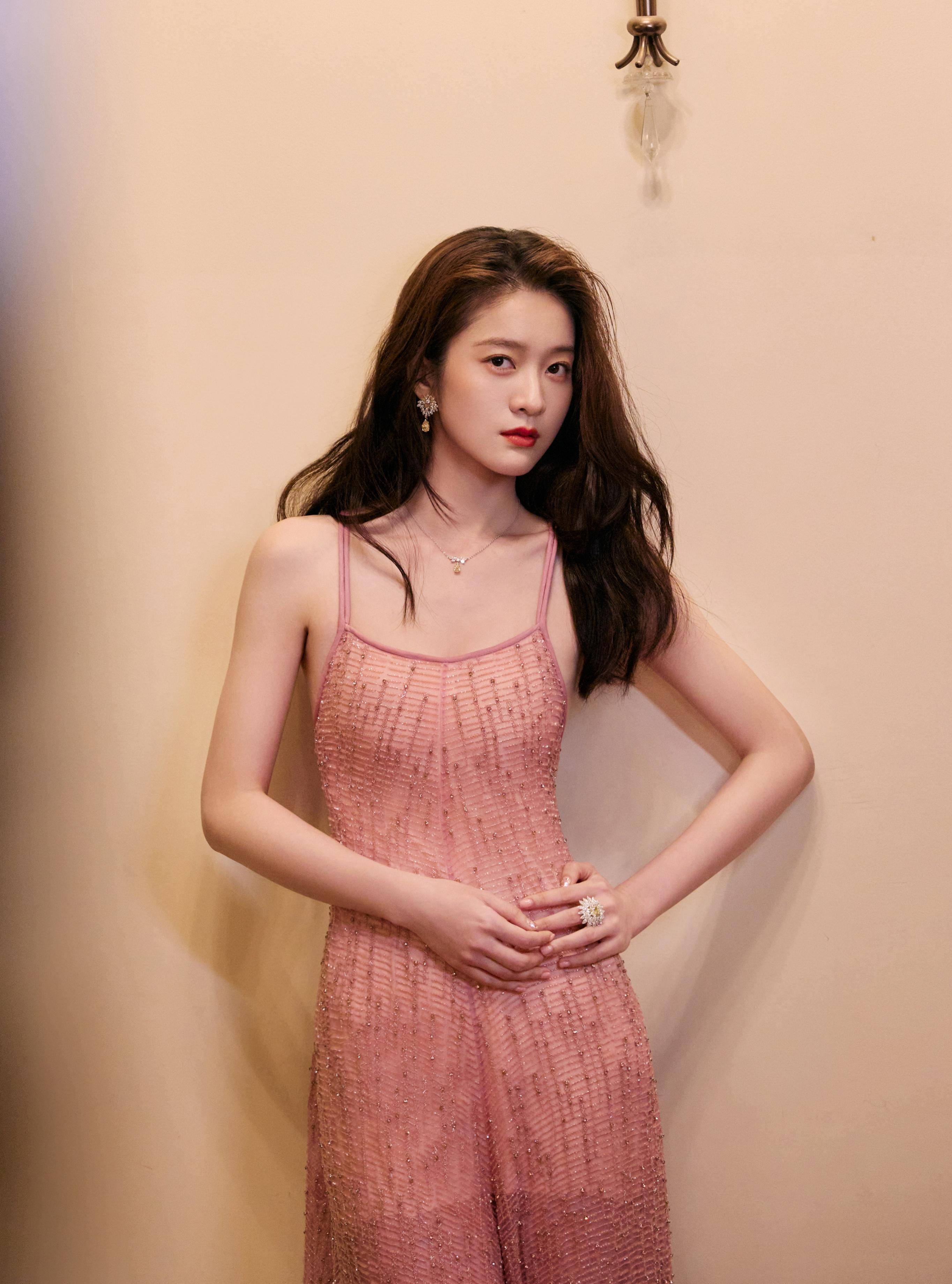 张雪迎粉色连衣裙造型_娱乐_舞台_才华