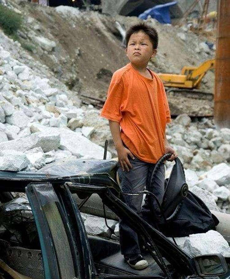 当记者询问小林浩为什么不顾个人安危救人时,他镇定自若地回答道:"我