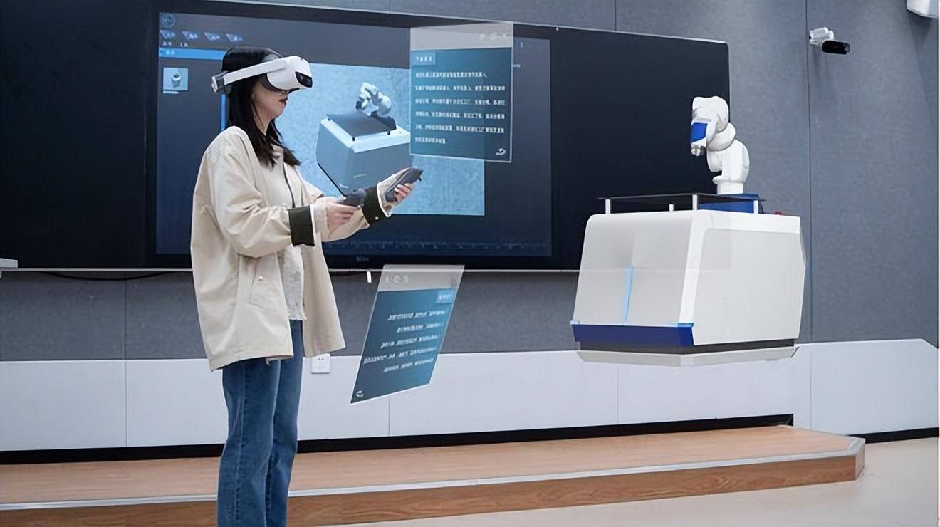 图片展示一位戴着虚拟现实头盔的女士在操作一台机器，背景是一个显示屏和一个机器人模型。