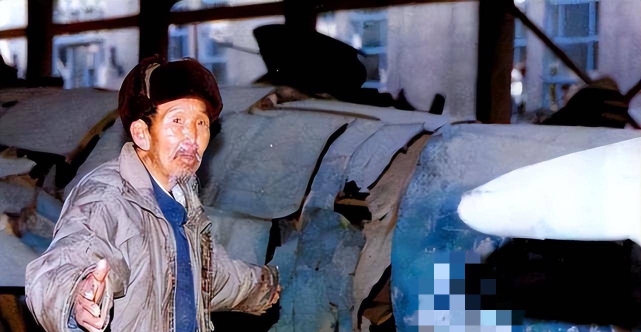 在庆功大会上,团长宋选激动地说:"关键时刻,常孟兰同志灭了敌军的威风