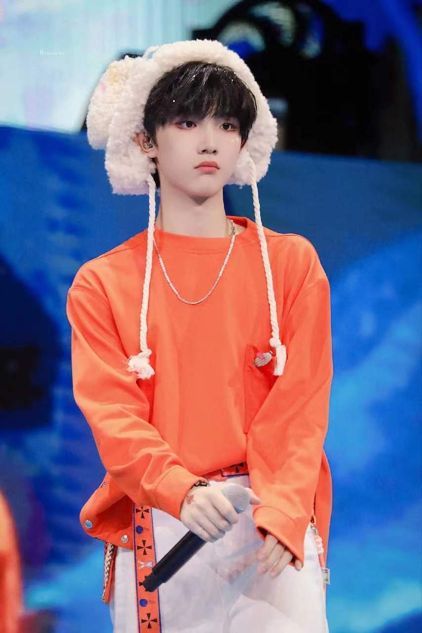 他曾经是tf家族的第一代练习生,也是tfboys的创始人之一
