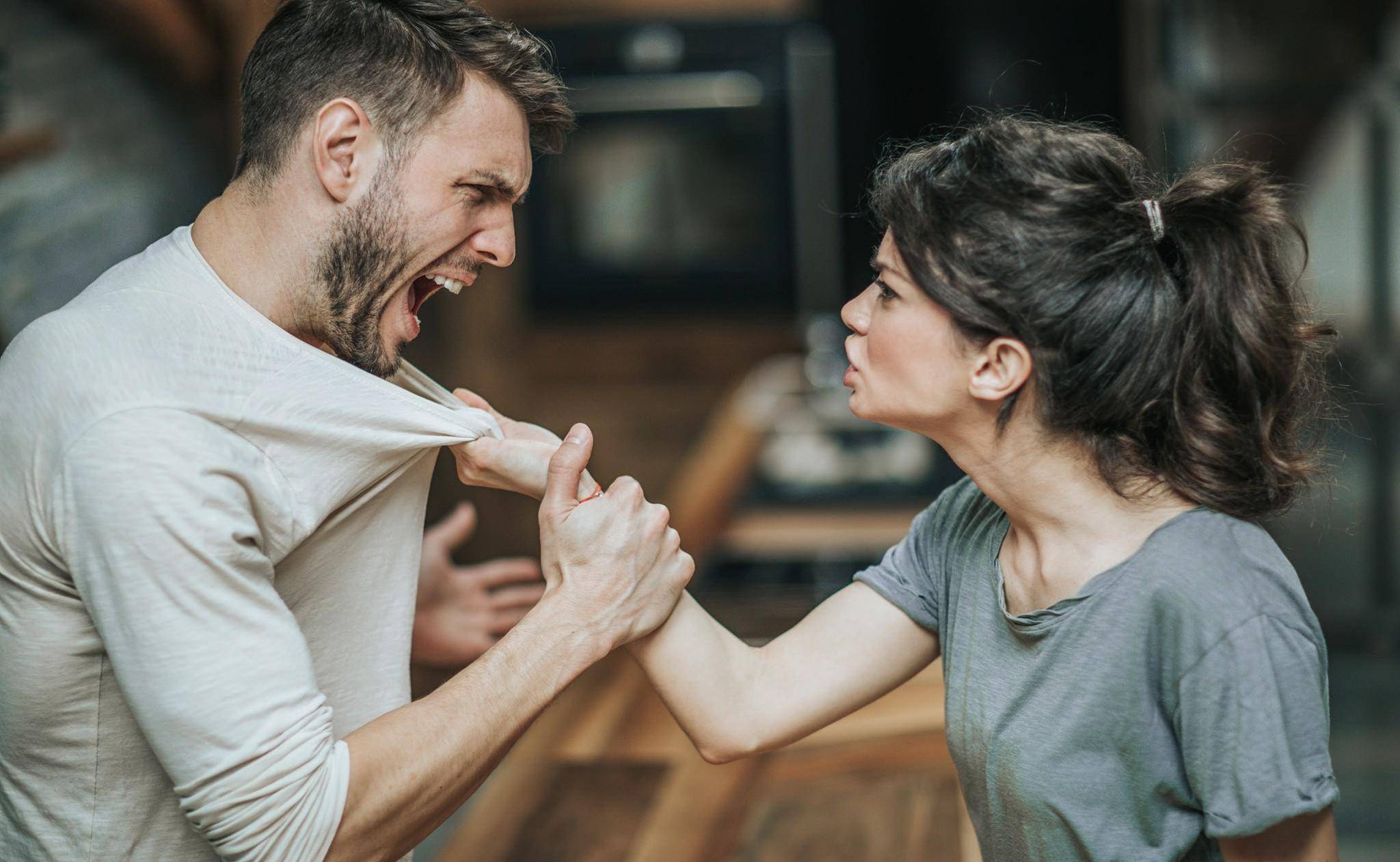 一旦你们夫妻陷入这种较劲的模式,那你们的婚姻生活肯定会一地鸡毛