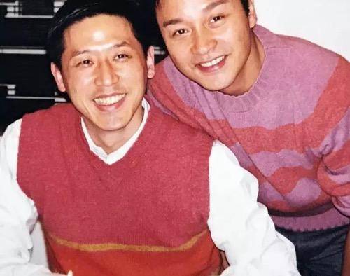 64岁唐鹤德新加坡旅游,继承张国荣2亿遗产,吃喝玩乐太惬意_恋人_公司