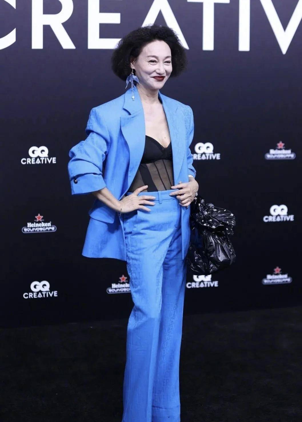 惠英红这次也敢用了.蓝色的西装外套里面看起来就像是黑色的泳衣.