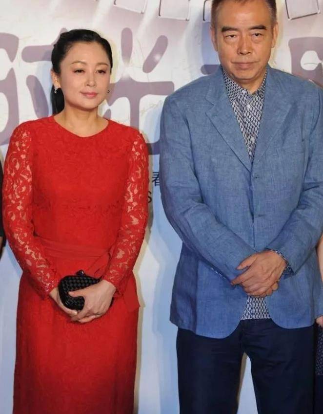 54岁陈红与63岁倪萍同穿裙装,陈红美貌不减,倪萍像老太太_时尚_连衣裙