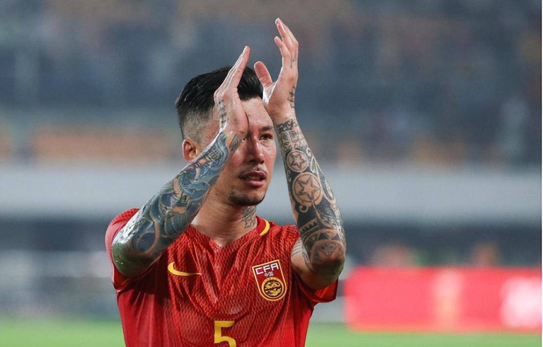 国外球迷批我们男足张琳芃:长发大花臂,太可怕了_比赛_球员_黄牌