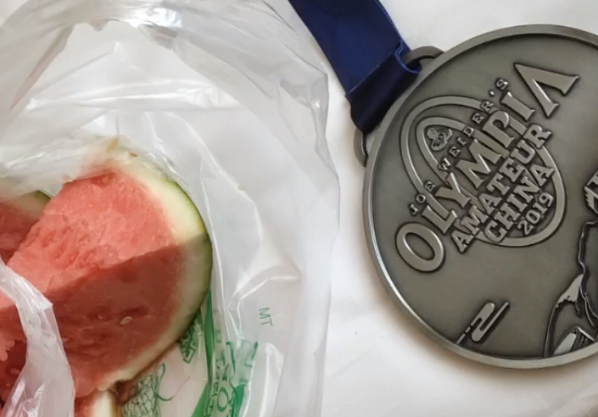 其实,4年前的他身材还没有那么强壮,从下图我们可以看到,虽然他的腹肌