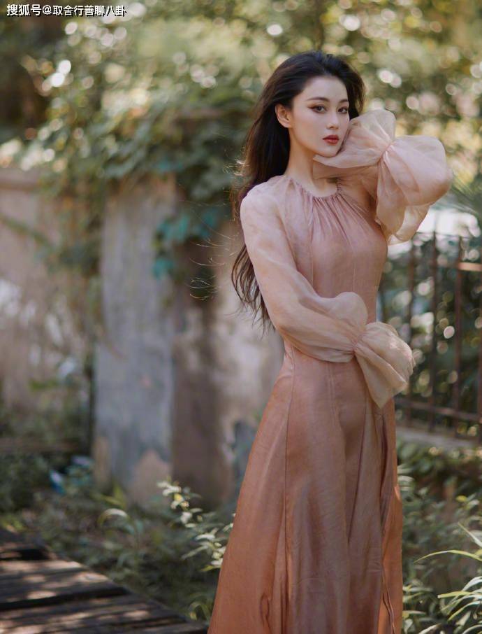 张馨予手捧鲜花迷人,气质温柔恬静仿佛油画美人,庆祝结婚5周年