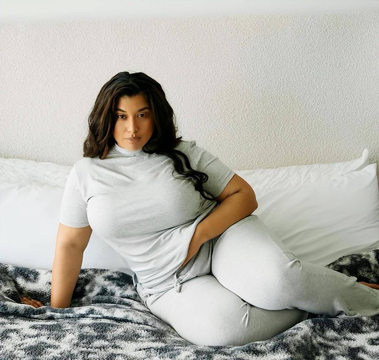 她体型性感丰满,作为大码模特而身上却没有多余的赘肉,实属难得_don