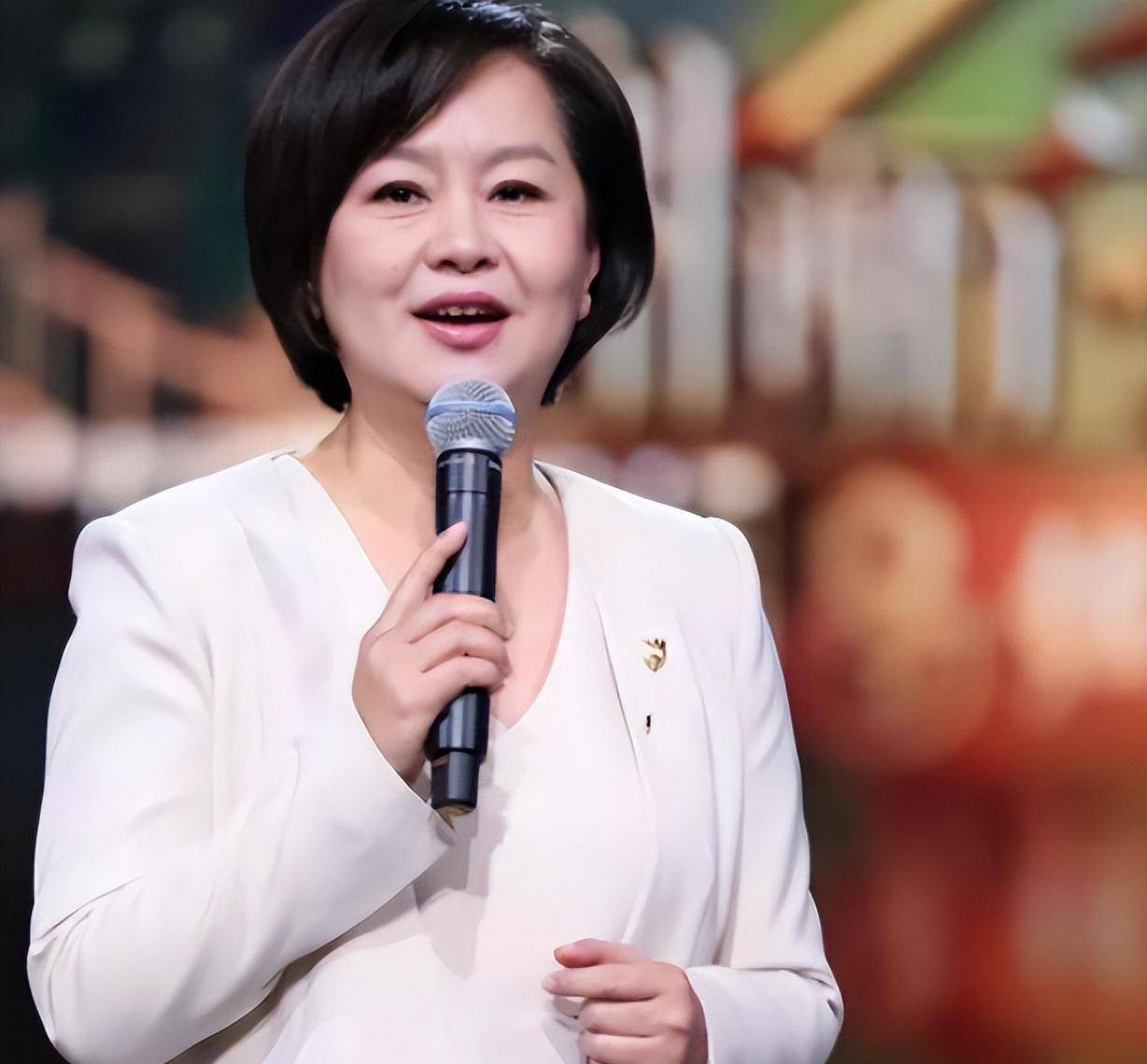 主持人鞠萍33岁分手后独自带娃,43岁嫁给圈外人,如今过得还好吗_工作