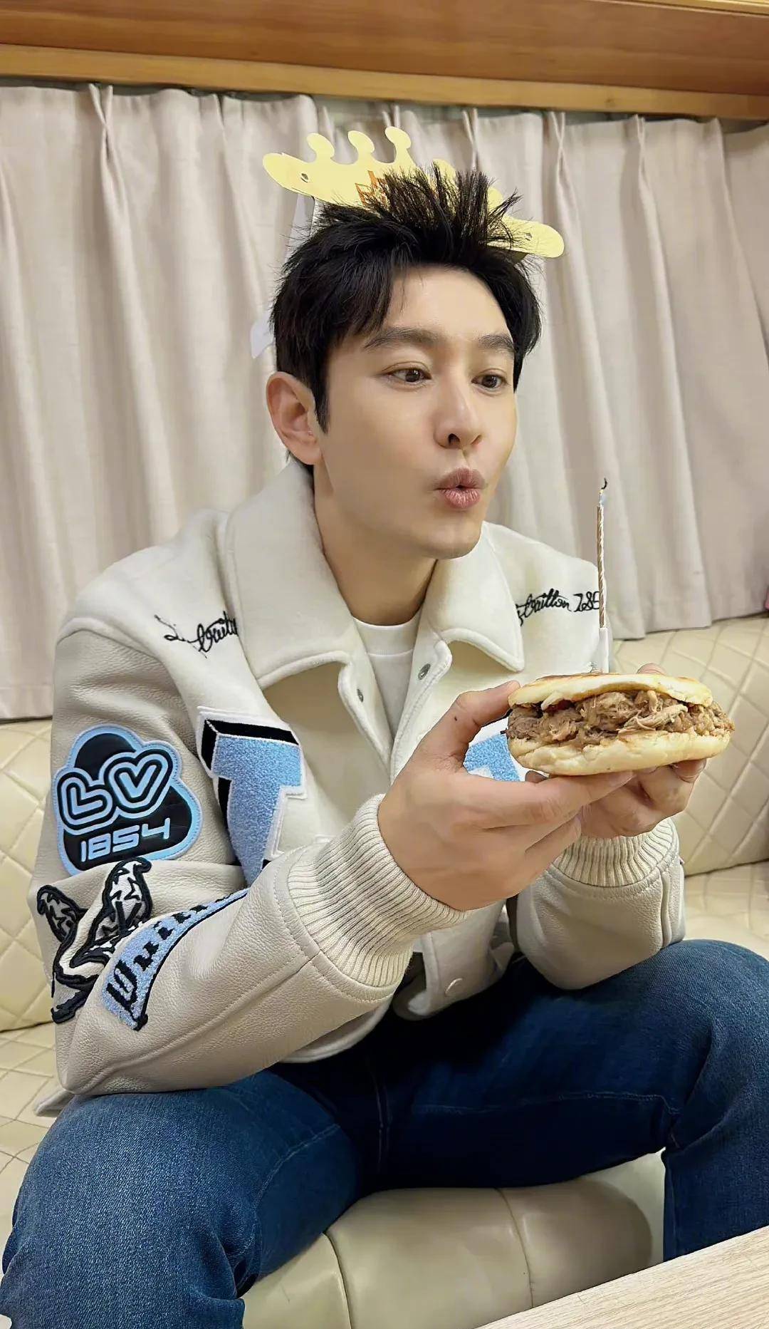 他至少能吃点肉,看来黄晓明最近一直都有严格控制体重,他现在瘦的厉害