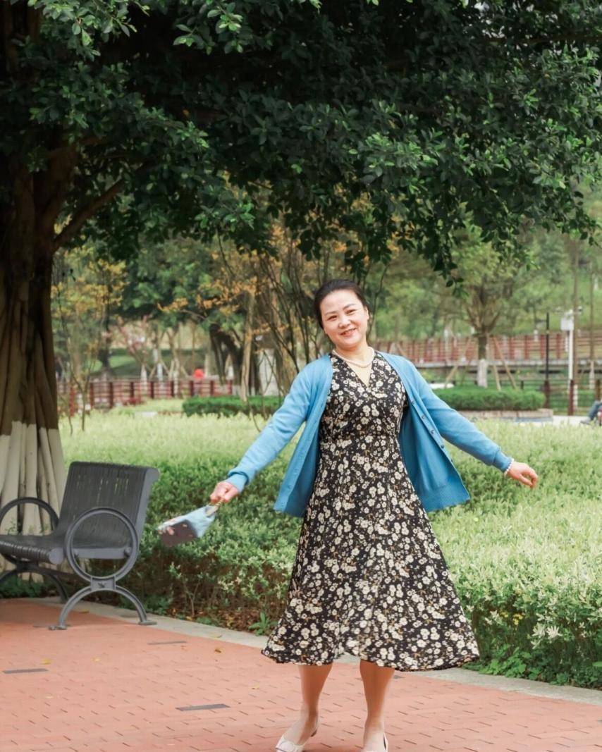 我们大妈这样穿裙子:不及膝,露腰,不戴丝巾,优雅得体减龄_造型_气质