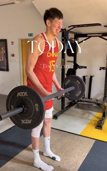 周琦在男篮训练中举起60斤杠铃,表情痛苦,能否挽回在世界杯的形象?