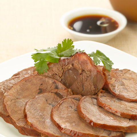 冷藏半天就可以了,这样,我们大家就可以把牛肉切片进行,摆盘使用,对于