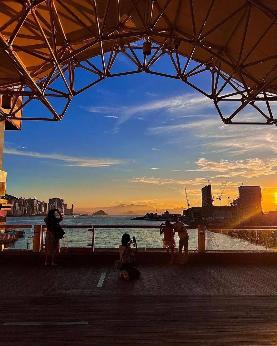 知道中港城也有个朝西的观景平台的人比较少它藏得有点深但不难找