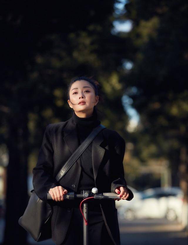 《正青春》电视剧是由牟晓杰执导,陈岚编剧,吴谨言,殷桃领衔主演