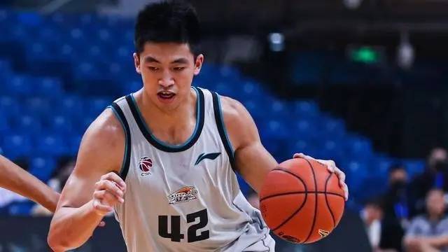 刘傲:九岁时拍摄一百零九种运球被称为天才少年,加入北京首钢_北控