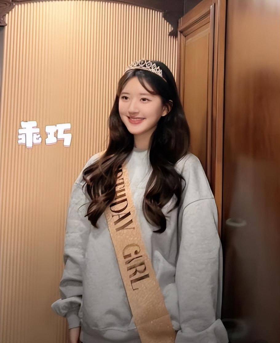 就是2023年赵露思后援会做了捐献课桌椅的生日活动应援,前段时间有人