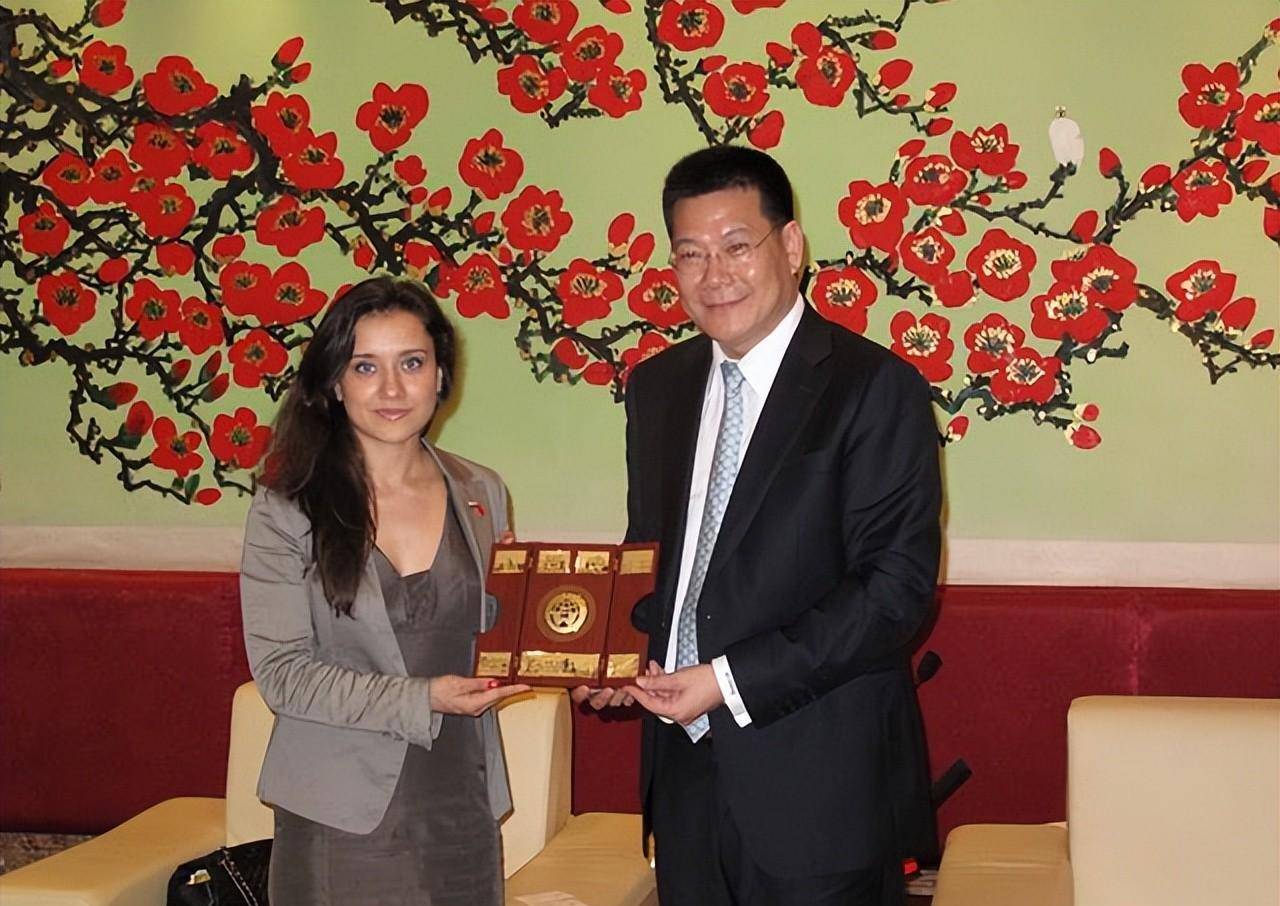 中俄混血儿刘丽达,气质出众,喜欢在中国生活,曾祖父是少奇同志_刘允斌