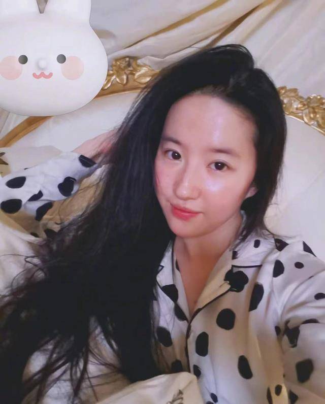 34岁刘亦菲晒美照,素颜露面皮肤白嫩,长发及腰气质似大学生_网友_照片