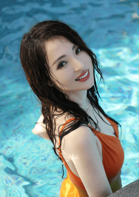 43岁董璇比基尼写真曝光,泳装穿搭灵感,我也要做夏日清凉女神!